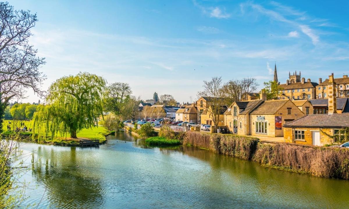 Hidden Gem In Stamford With Parking Villa Екстериор снимка